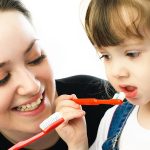 Melatih Anak-anak Memberus Gigi