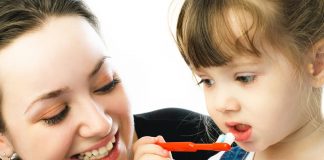 Melatih Anak-anak Memberus Gigi