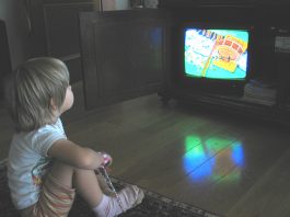 6 Langkah Berkesan Mengelakkan Anak Daripada Ketagih TV
