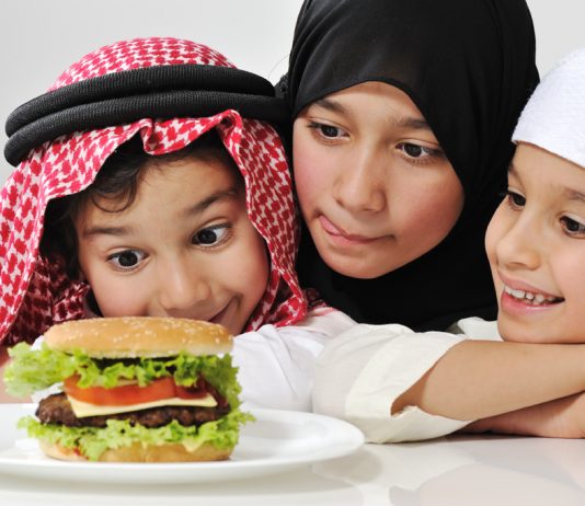 4 Tip Melatih Anak Berpuasa di Bulan Ramadan