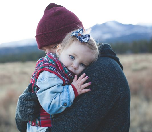 5 Hikmah Pelukan Ibu Bapa Terhadap Si Manja